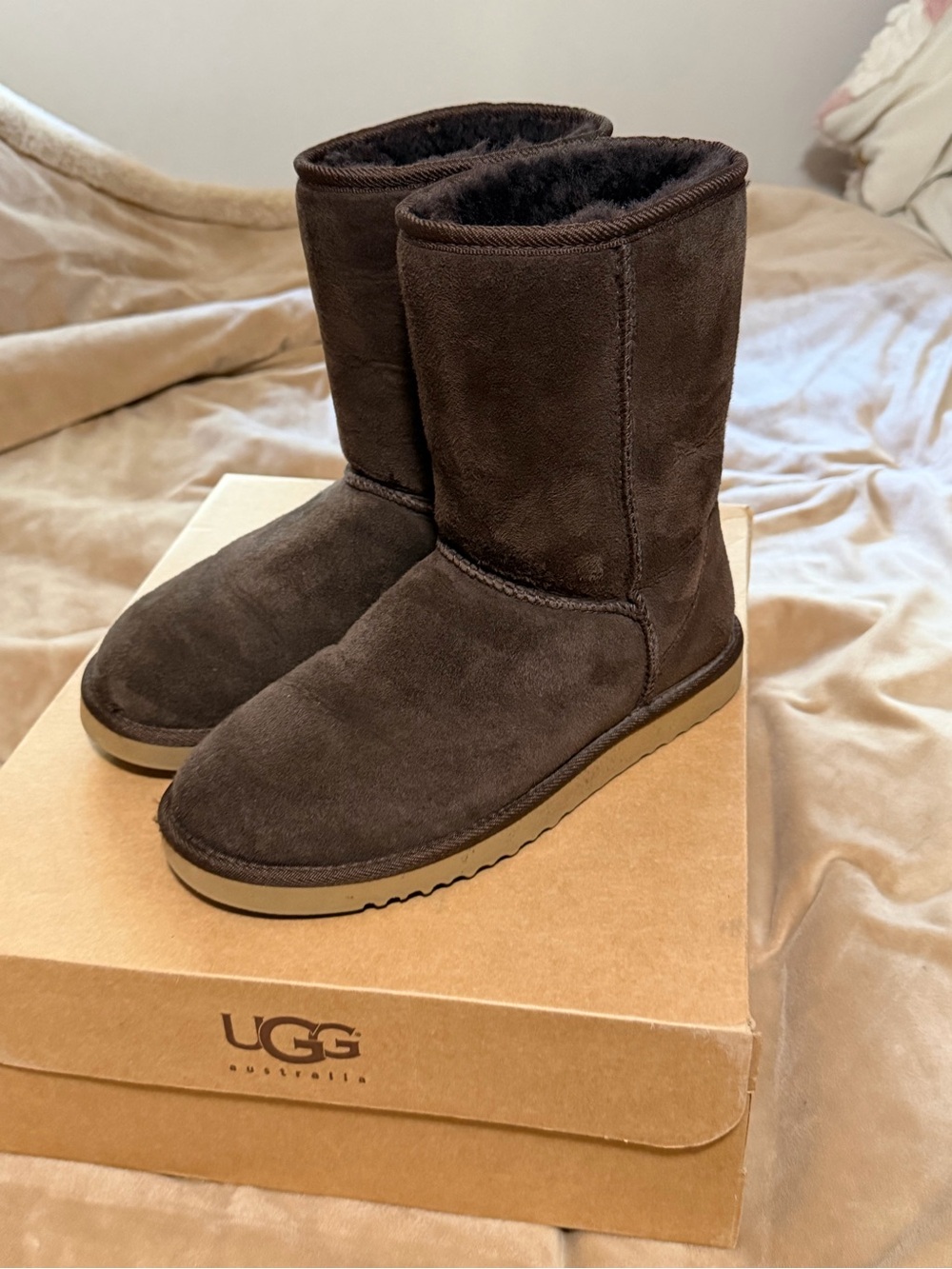 UGG Classic Short Boots in Dark Chocolate Women’s 7 Cozy Hippie Boho